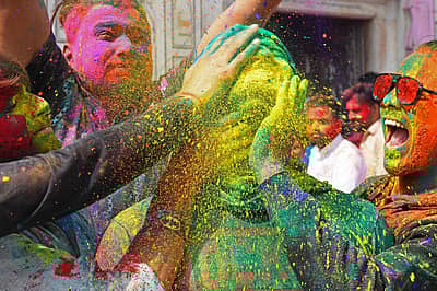 ಪಂಜಾಬ್‌ನ ಅಮೃತಸರದಲ್ಲಿ ಬಣ್ಣ ಹಚ್ಚುವ ಮೂಲಕ ಹೋಳಿ ಹಬ್ಬ ಆಚರಿಸಲಾಯಿತು.