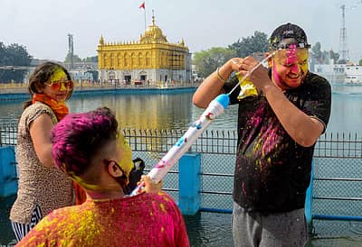 ಪಂಜಾಬ್‌ನ ಅಮೃತಸರದಲ್ಲಿ ಬಣ್ಣ ಹಚ್ಚುವ ಮೂಲಕ ಹೋಳಿ ಹಬ್ಬ ಆಚರಿಸಲಾಯಿತು.