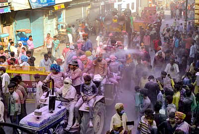 ಪಂಜಾಬ್‌ನ ಅಮೃತಸರದಲ್ಲಿ ಬಣ್ಣ ಹಚ್ಚುವ ಮೂಲಕ ಹೋಳಿ ಹಬ್ಬ ಆಚರಿಸಲಾಯಿತು.