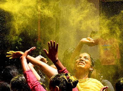 ಹೋಳಿ ಹಬ್ಬದಲ್ಲಿ ಪಾಲ್ಗೊಂಡ ಹುಡುಗಿಯರು..