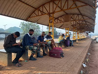 ಬೆಳಗಾವಿ ಬಸ್ ನಿಲ್ದಾಣದಲ್ಲಿ ಬಸ್‌ಗಾಗಿ ಕಾದು ಕುಳಿತ ಪ್ರಯಾಣಿಕರು