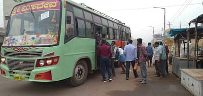 ಚಿತ್ರದುರ್ಗ: ಚಿಕ್ಕಜಾಜೂರಿನಲ್ಲಿ ಖಾಸಗಿ ಬಸ್‌ಗೆ ಮುಗಿಬಿದ್ದ ಪ್ರಯಾಣಿಕರು.