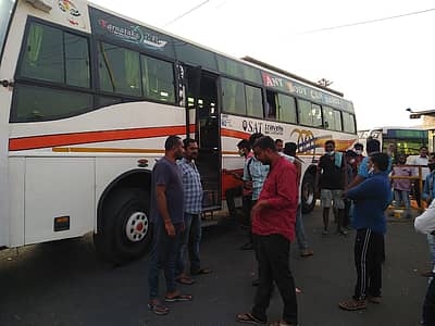 ಬೆಂಗಳೂರಿನ ಸ್ಯಾಟಲೈಟ್ ಬಸ್‌ ನಿಲ್ದಾಣದಲ್ಲಿ ಖಾಸಗಿ ಬಸ್‌ಗೆ ಮುಗಿಬಿದ್ದ ಪ್ರಯಾಣಿಕರು