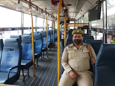 ಬಿಎಂಟಿಸಿ ಬಸ್‌ನಲ್ಲಿ ಕುಳಿತಿರುವ ಕಂಡಕ್ಟರ್ ಚಿತ್ರ: ಬಿ.ಕೆ. ಜನಾರ್ಧನ್