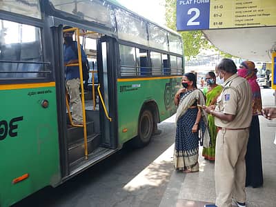 ಪೊಲೀಸ್ ಭದ್ರತೆಯಲ್ಲಿ ಕೆಲ ಬಿಎಂಟಿಸಿ ಬಸ್ ಸಂಚಾರ ಆರಂಭ: ಚಿತ್ರ: ಬಿ.ಕೆ. ಜನಾರ್ಧನ್