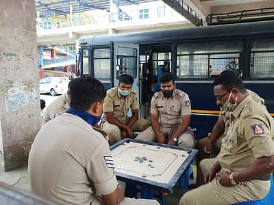 ಬಿಎಂಟಿಸಿ ನಿಲ್ದಾಣದಲ್ಲಿ ಕೇರಂ ಆಡುತ್ತಿರುವ ಪೊಲೀಸರು  ಚಿತ್ರ: ಬಿ.ಕೆ. ಜನಾರ್ಧನ್