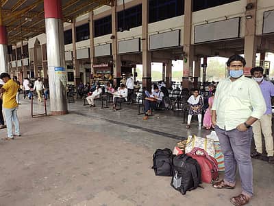 ಕಲಬುರ್ಗಿಯಲ್ಲಿ ಬಸ್‌ಗಾಗಿ ಕಾಯುತ್ತಿರುವ ಪ್ರಯಾಣಿಕರು