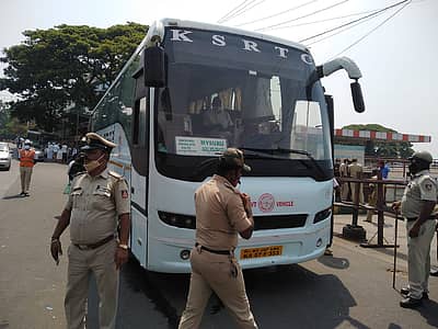 ಪೊಲೀಸ್ ಭದ್ರತೆಯಲ್ಲಿ ಸ್ಯಾಟಲೈಟ್ ಬಸ್ ನಿಲ್ದಾಣದಿಂದ ಹೊರಟ ಕೆಎಸ್ಆರ್‌ಟಿಸಿ ಬಸ್ ಚಿತ್ರ: ಅನೂಪ್ ರಾಘ್. ಟಿ