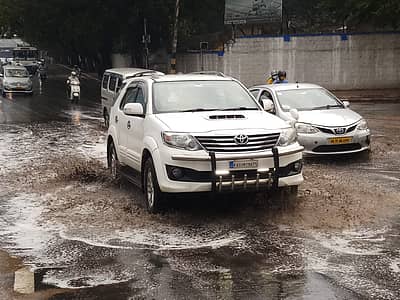 ಬೆಂಗಳೂರಿನ ಬಳ್ಳಾರಿ ರಸ್ತೆಯಲ್ಲಿ ಬುಧವಾರ ಮಳೆ ಸುರಿದಿರುವ ದೃಶ್ಯ.  –ಪ್ರಜಾವಾಣಿ ಚಿತ್ರಗಳು/ಬಿ.ಕೆ. ಜನಾರ್ದನ