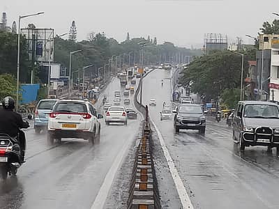 ಮಳೆಯಲ್ಲಿ ವಾಹನ ಸಂಚಾರ
