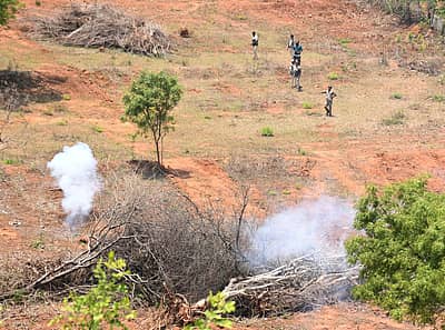 ಅರಣ್ಯ  ಇಲಾಖೆ  ಸಿಬ್ಬಂದಿ  ಆನೆ  ಬೆದರಿಸಲು  ಪಟಾಕಿ  ಸಿಡಿಸುತ್ತಿರುವುದು.