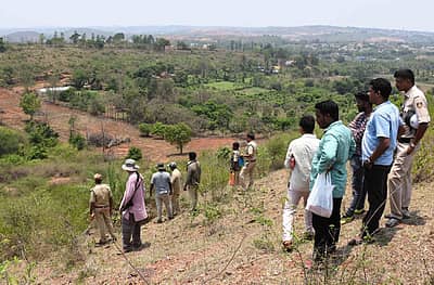 ಆನೆಯನ್ನು ಓಡಿಸಲು ಮುಂದಾದ ಅರಣ್ಯ ಇಲಾಖೆ ಸಿಬ್ಬಂದಿ