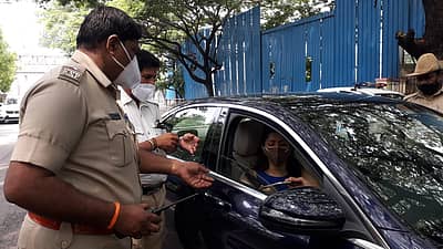ಬೆಂಗಳೂರಿನಲ್ಲಿ ವಾಹನ ಸವಾರರನ್ನು ಪೊಲೀಸರು ತಪಾಸಣೆಗೆ ಒಳಪಡಿಸಿದರು