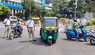 ಬೆಂಗಳೂರಿನಲ್ಲಿ ವಾಹನ ಸವಾರರನ್ನು ಪೊಲೀಸರು ತಪಾಸಣೆಗೆ ಒಳಪಡಿಸಿದರು