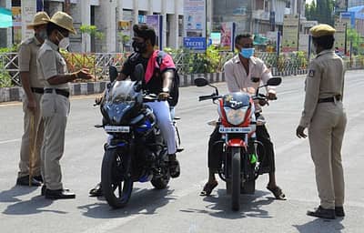 ವಿಜಯಪುರದಲ್ಲಿ ಪೊಲೀಸರಿಂದ ಬೈಕ್ ಸವಾರರ ತಪಾಸಣೆ