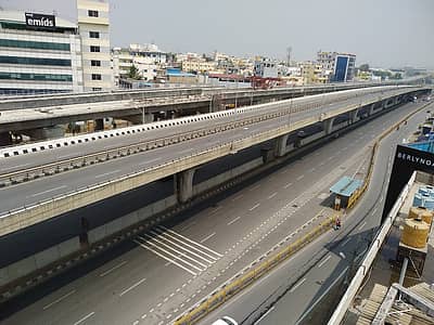 ವಾರಾಂತ್ಯದ ಕರ್ಫ್ಯೂ ಹಿನ್ನೆಲೆಯಲ್ಲಿ ಎಲೆಕ್ಟ್ರಾನಿಕ್ಸ್ ಸಿಟಿಯ ಮೇಲ್ಸೇತುವೆ ಸ್ತಬ್ಧವಾಗಿದೆ