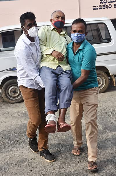 ಮತಗಟ್ಟೆಗೆ ಮತದಾನಕ್ಕೆಂದು ಗಾಯಗೊಂಡ ವ್ಯಕ್ತಿಯನ್ನು ಕರೆತರಲಾಯಿತು