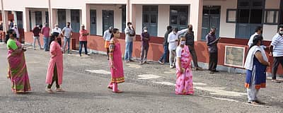 ಸರದಿಯಲ್ಲಿ ನಿಂತಿದ್ದ ಮತದಾರರು