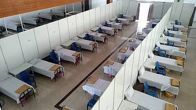 ಕೋವಿಡ್ ಆರೈಕೆ ಕೇಂದ್ರದಲ್ಲಿ ಕೋವಿಡ್‌ ರೋಗಿಗಳಿಗಾಗಿ ಸಿದ್ಧಪಡಿಸಿರುವ ಹಾಸಿಗೆ ವ್ಯವಸ್ಥೆ