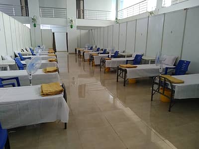 ಕೋವಿಡ್ ಆರೈಕೆ ಕೇಂದ್ರದಲ್ಲಿ ಕೋವಿಡ್‌ ರೋಗಿಗಳಿಗಾಗಿ ಸಿದ್ಧಪಡಿಸಿರುವ ಹಾಸಿಗೆ ವ್ಯವಸ್ಥೆ
