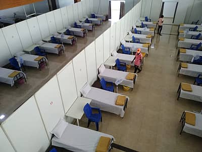 ಕೋವಿಡ್ ಆರೈಕೆ ಕೇಂದ್ರದಲ್ಲಿ ಕೋವಿಡ್‌ ರೋಗಿಗಳಿಗಾಗಿ ಸಿದ್ಧಪಡಿಸಿರುವ ಹಾಸಿಗೆ ವ್ಯವಸ್ಥೆ