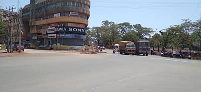 ಲಾಕ್‌ಡೌನ್‌ ‌ಪ್ರಯುಕ್ತ ಹುಬ್ಬಳ್ಳಿ ನಗರದಲ್ಲಿ ವಾಹನ ಸಂಚಾರ ವಿರಳವಾಗಿದೆ