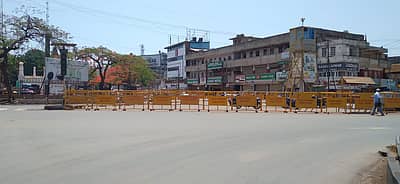 ನಗರದ ಪ್ರಮುಖ ವೃತ್ತಗಳಲ್ಲಿ ಪೊಲೀಸರು ಬ್ಯಾರಿಕೇಡ್‌ಗಳನ್ನು ಹಾಕಿರುವ ದೃಶ್ಯ