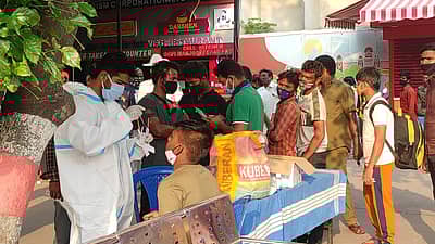 ಪ್ರಯಾಣಿಕರಿಗೆ ಕೊರೊನಾ ಪರೀಕ್ಷೆ ನಡೆಸಲಾಯಿತು.