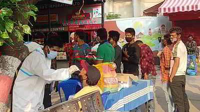ಪ್ರಯಾಣಿಕರಿಗೆ ಕೊರೊನಾ ಪರೀಕ್ಷೆ ನಡೆಸಲಾಯಿತು.