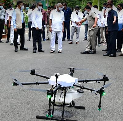 ಗರುಡ ಏರೋಸ್ಪೇಸ್‌ ಕಂಪನಿಯು ನಗರದಲ್ಲಿ ಡ್ರೋನ್‌ ಯಂತ್ರಗಳ ಮೂಲಕ ತುರ್ತು ಬಳಕೆಯ ಔಷಧಿ ಸಾಗಣೆ, ಸಾರ್ವಜನಿಕ ಸ್ಥಳಗಳನ್ನು ಸ್ಯಾನಿಟೈಸ್‌ ಮಾಡುವ ಸೇವೆಯನ್ನು ಉಚಿತವಾಗಿ ಒದಗಿಸಲಿದೆ. ಇದಕ್ಕಾಗಿಯೇ 40 ಕೆ.ಜಿ. ಭಾರ ಸಾಗಿಸುವ ಸಾಮರ್ಥ್ಯವುಳ್ಳ ಡ್ರೋನ್‌ಗಳನ್ನು ನಿರ್ಮಿಸಿದೆ – ಪ್ರಜಾವಾಣಿ ಚಿತ್ರ