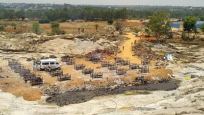 ಚನ್ನೇನಹಳ್ಳಿ ಗ್ರಾಮ ಪಂಚಾಯಿತಿ ವ್ಯಾಪ್ತಿಯ ಗಿಡ್ಡೇನಹಳ್ಳಿಯಲ್ಲಿ ಆರಂಭಿಸಲಾಗಿರುವ ಚಿತಾಗಾರದಲ್ಲಿ ಮಂಗಳವಾರ ಅಂತ್ಯಸಂಸ್ಕಾರಕ್ಕೆ ತಯಾರಿ ನಡೆಸುತ್ತಿರುವ ದೃಶ್ಯ.