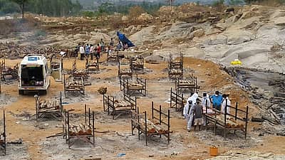 ಚನ್ನೇನಹಳ್ಳಿ ಗ್ರಾಮ ಪಂಚಾಯಿತಿ ವ್ಯಾಪ್ತಿಯ ಗಿಡ್ಡೇನಹಳ್ಳಿಯಲ್ಲಿ ಆರಂಭಿಸಲಾಗಿರುವ ಚಿತಾಗಾರದಲ್ಲಿ ಮಂಗಳವಾರ ಅಂತ್ಯಸಂಸ್ಕಾರಕ್ಕೆ ತಯಾರಿ ನಡೆಸುತ್ತಿರುವ ದೃಶ್ಯ.