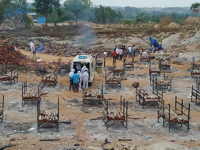 ಚನ್ನೇನಹಳ್ಳಿ ಗ್ರಾಮ ಪಂಚಾಯಿತಿ ವ್ಯಾಪ್ತಿಯ ಗಿಡ್ಡೇನಹಳ್ಳಿಯಲ್ಲಿ ಆರಂಭಿಸಲಾಗಿರುವ ಚಿತಾಗಾರದಲ್ಲಿ ಮಂಗಳವಾರ ಅಂತ್ಯಸಂಸ್ಕಾರಕ್ಕೆ ತಯಾರಿ ನಡೆಸುತ್ತಿರುವ ದೃಶ್ಯ.