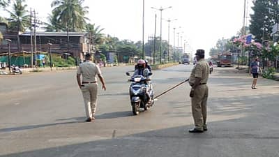 ಬೆಳಗಾವಿಯಲ್ಲಿ ಬೈಕ್‌ ಸವಾರನನ್ನು ತಡೆದ ಪೊಲೀಸರು