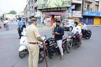 ಲಾಕ್‌ಡೌನ್‌ ಇದ್ದರೂ ಸಂಚರಿಸುತ್ತಿರುವವರನ್ನು ಅಡ್ಡಗಟ್ಟಿದ ಕಲಬುರ್ಗಿ ಪೊಲೀಸರು