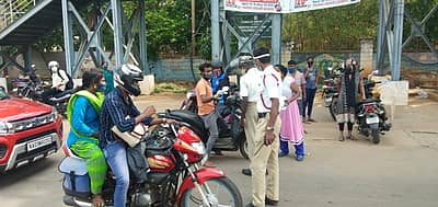 ವಾಹನ ಸವಾರರನ್ನು ತಡೆದು ಪ್ರಶ್ನಿಸಿದ ತುಮಕೂರು ಪೊಲೀಸರು