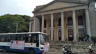 ಟೌನ್ ಹಾಲ್ ಬಳಿ ನಿಲ್ಲಿಸಲಾಗಿರುವ ಆಕ್ಸಿಜನ್ ಬಸ್