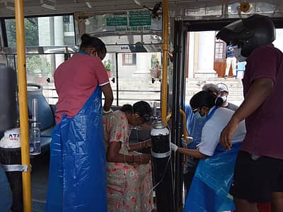 ಬಸವನಗುಡಿ ಇಂದ ಬಂದಿರುವ ಕೋರೋನಾ ಸೋಂಕಿತ ವೃದ್ಧೆಗೆ ಬಸ್‌ನಲ್ಲಿ ಆಮ್ಲಜನಕ ಪೂರೈಕೆ