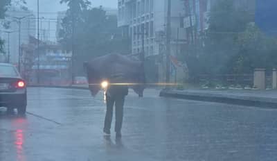 ಶುಕ್ರವಾರ ರಾತ್ರಿಯಿಂದಲೂ ಮಳೆಯಾಗುತ್ತಿದೆ.