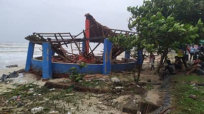ಸಮುದ್ರ ತೀರದಲ್ಲಿ ಉಂಟಾಗಿರುವ ಹಾನಿ