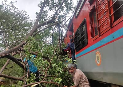 ರೈಲಿನ ಮೇಲೆ ಮರ ಬಿದ್ದು ಹಾನಿ ಉಂಟಾಗಿದೆ
