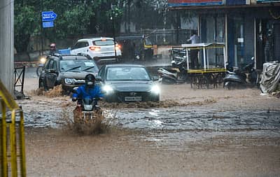 ಮಳೆಯಲ್ಲಿ ವಾಹನಗಳ ಸಂಚಾರ