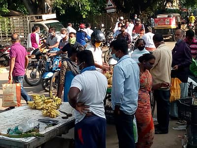 ಮಂಡ್ಯದಲ್ಲಿ ಕಳೆದೆರಡು ದಿನಗಳಿಂದ ಸಂಪೂರ್ಣ ಲಾಕ್‌ಡೌನ್ ಇತ್ತು. ಗುರುವಾರ ಬೆಳಿಗ್ಗೆ 6ರಿಂದ 10ರವರೆಗೆ ಖರೀದಿಗೆ ಅವಕಾಶ ನೀಡಲಾಗಿತ್ತು.