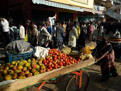 ಜನರು ಅಗತ್ಯ ವಸ್ತುಗಳ ಖರೀದಿಗಾಗಿ ಮುಗಿಬಿದ್ದರು.
