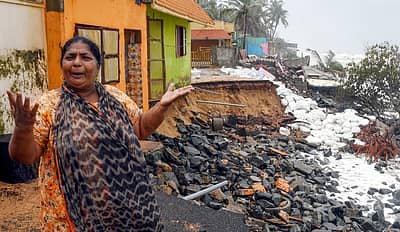 ತಿರುವನಂತಪುರದಲ್ಲಿ ಮನೆ ಕಳೆದುಕೊಂಡ ಮಹಿಳೆ