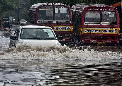 ಹೌರಾದಲ್ಲಿ ರಸ್ತೆಯಲ್ಲಿ ನೀರು ತುಂಬಿಕೊಂಡಿದೆ. ವಾಹನ ಸಂಚಾರರ ಪರದಾಟ