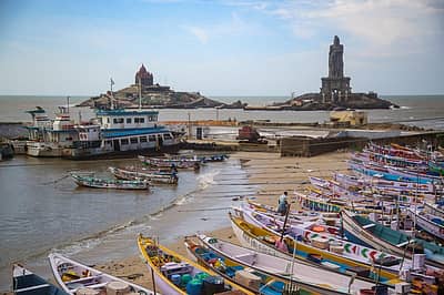 ಕನ್ಯಾಕುಮಾರಿಯಲ್ಲಿ ಲಂಗರು ಹಾಕಿರುವ ದೋಣಿಗಳು.