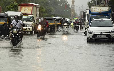 ಮಳೆಯಲ್ಲಿ ವಾಹನಗಳ ಸಂಚಾರ