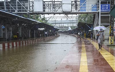 ರೈಲು ನಿಲ್ದಾಣ ಜಲಾವೃತಗೊಂಡಿರುವ ದೃಶ್ಯ