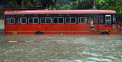 ನೀರಿನಲ್ಲಿ ಕೆಟ್ಟು ನಿಂತಿರುವ ಸಾರಿಗೆ ಬಸ್